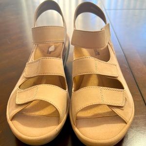 Women’s Clark’s Collection soft cushion Reedly wedge comfort sandals. Size 8.